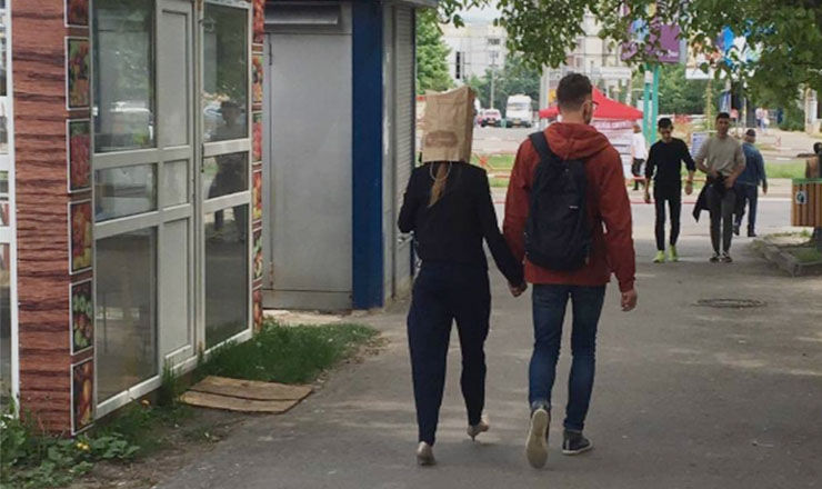 Apariție misterioasă în Chișinău: O tânără se plimbă cu un pachet pe cap. Foto: captură video