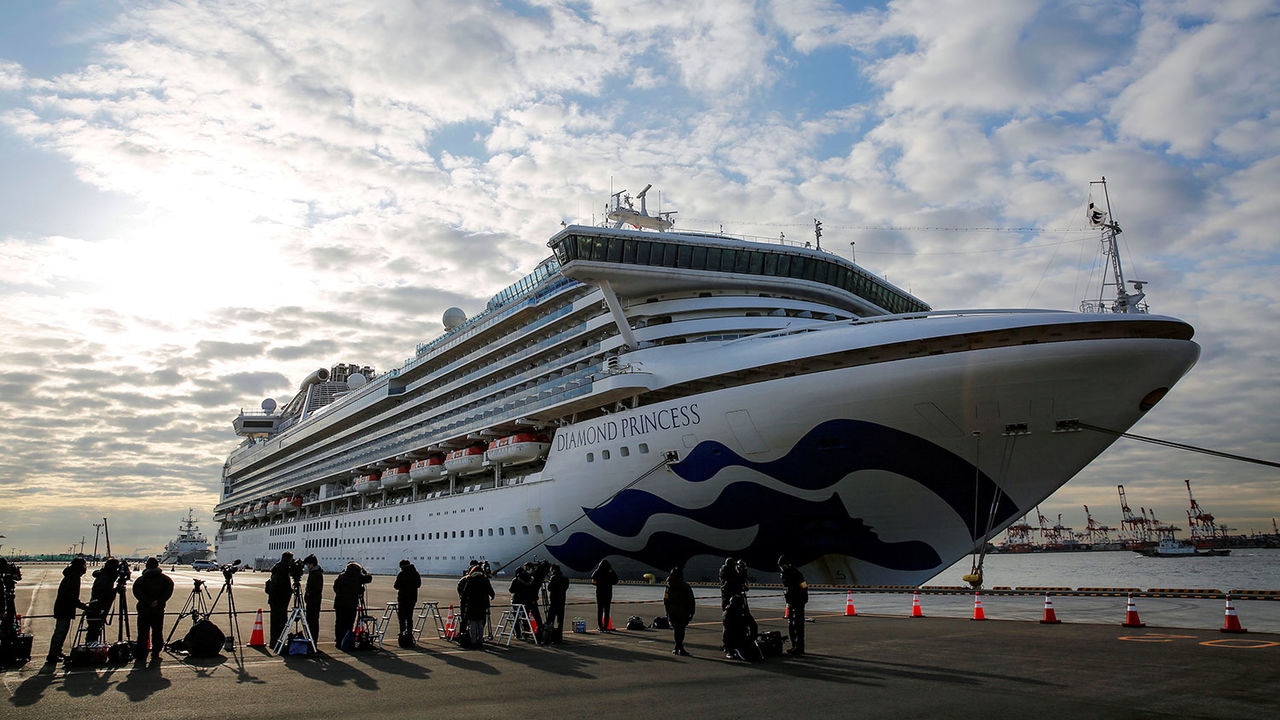 Еще 70 человек заразились коронавирусом на лайнере Diamond Princess.