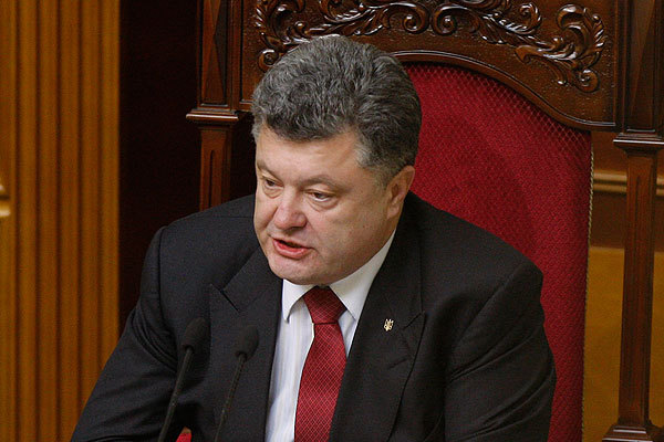 Согласно данным опроса, 67% россиян относятся к украинскому президенту Петру Порошенко отрицательно.
