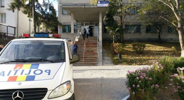 Suspect principal în acest caz fiind un al treilea coleg de cameră, care ar fi încercat apoi să dea foc camerei de cămin.