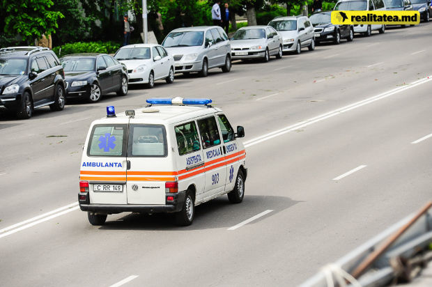 Cel mai probabil, bărbatul era boschetar și ar fi dorit să se sinucidă. Potrivit declarațiilor martorilor, bărbatul s-a aruncat intenționat.