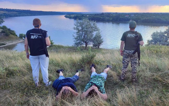 Пограничники задержали двух мужчин, которые на матраце бежали в Молдову.
