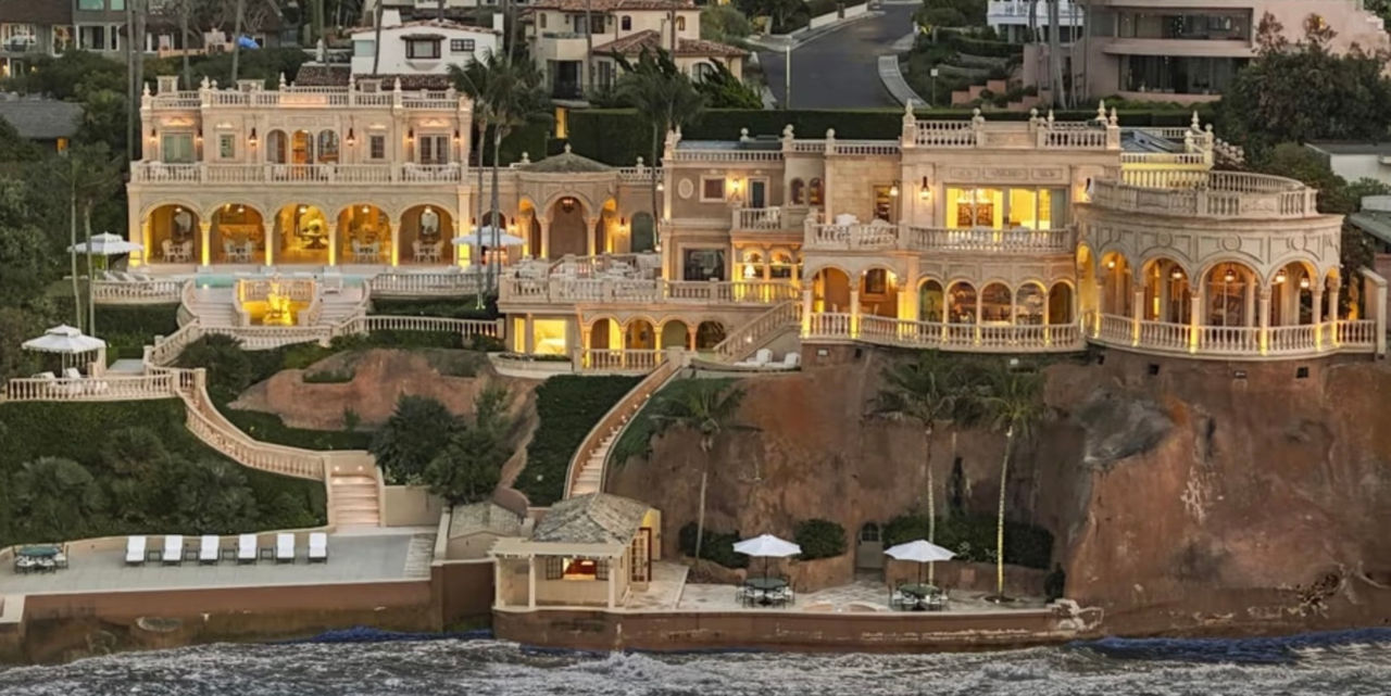 Versailles pe o stâncă: Un miliardar a construit un palat cu ornamente din aur, peșteri și o plajă privată.