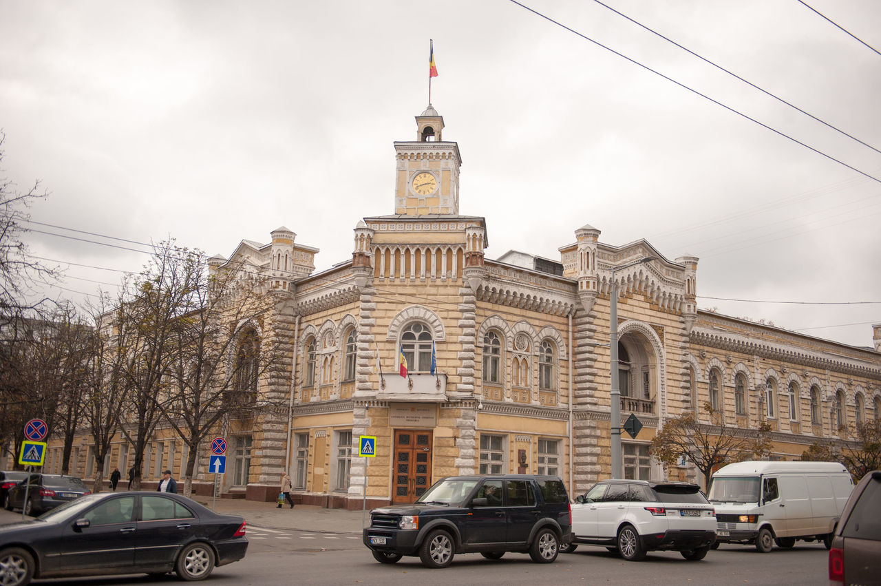 Время на часах столичной мэрии перевели в пятницу.