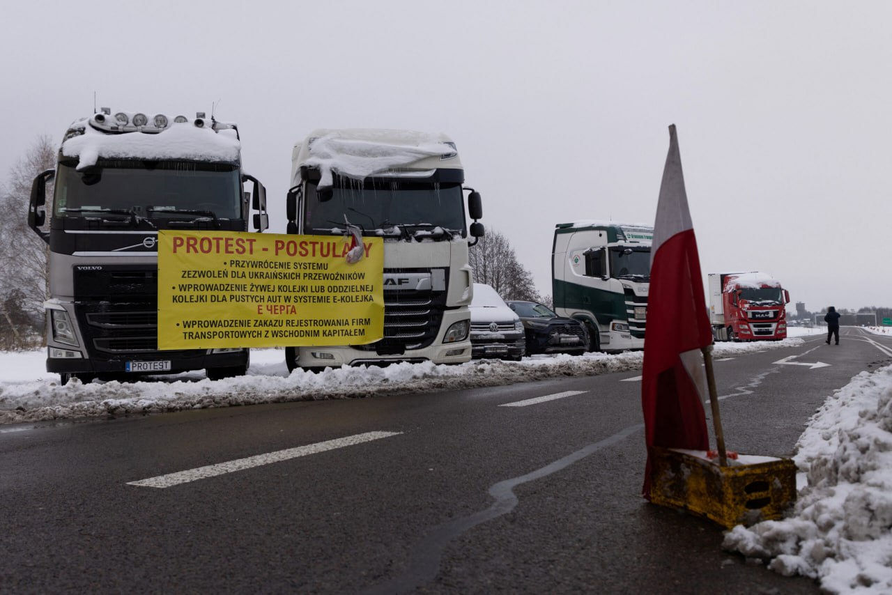 Более 3 тысяч грузовиков стоят в очереди на польско-украинской границе.