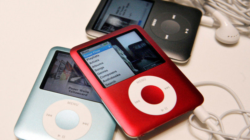 Компания Apple объявила о прекращении выпуска музыкального плеера iPod.