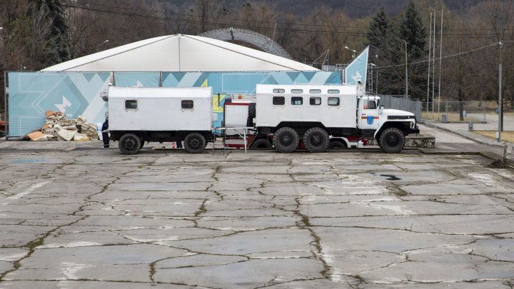 Пожарные и спасатели начали дежурство у столичного центра COVID-19.