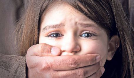 O femeie şi cinci bărbaţi din Glodeni, printre care un militar în termen, sunt învinuiţi de violarea de domiciliu şi răpirea a doi minori.