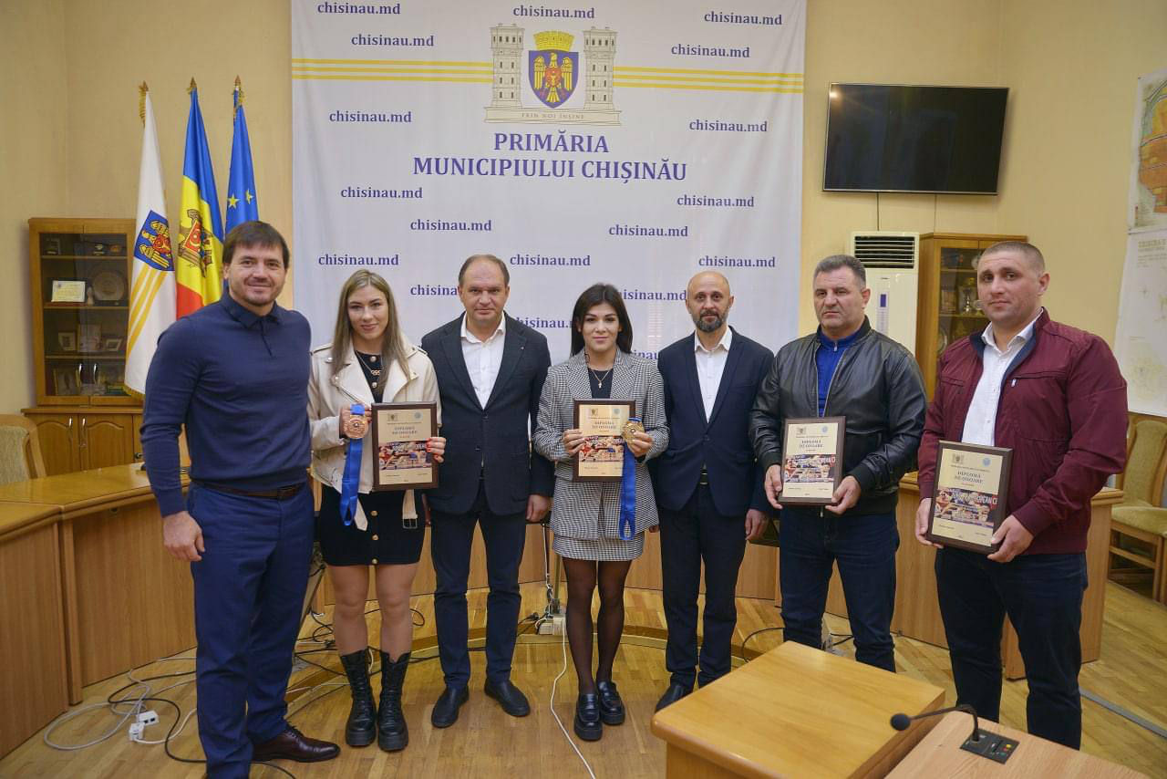 Анастасию Никиту и Ирину Рынгач наградили в примэрии Кишинёва.