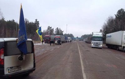 Грузовики застряли в "серой зоне" между Белоруссией и Украиной, говорят активисты.