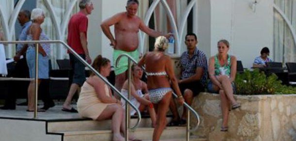 Sute de turiști părăsesc Tunisia după atacul terorist de ieri. Foto: agerpres.ro
