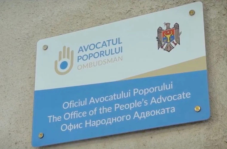 Народный адвокат (омбудсмен) обеспечивает соблюдение прав и свобод человека органами публичной власти.