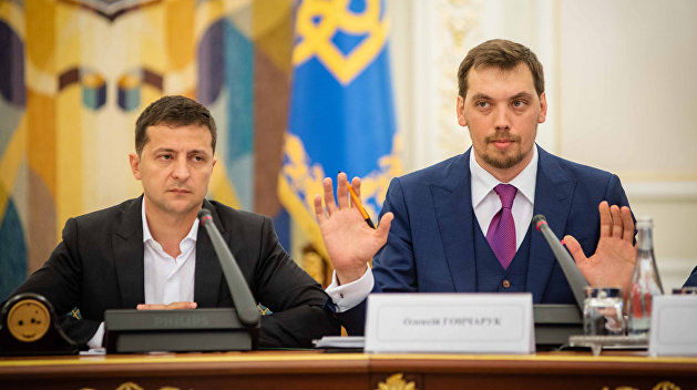 Зеленский не принял отставку премьера Гончарука.