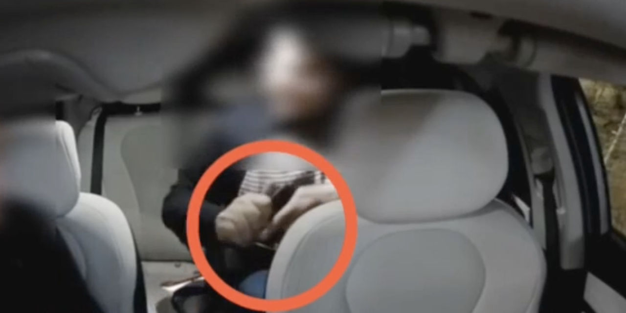 Un taximetrist, amenințat cu arma de un pasager în Capitală.