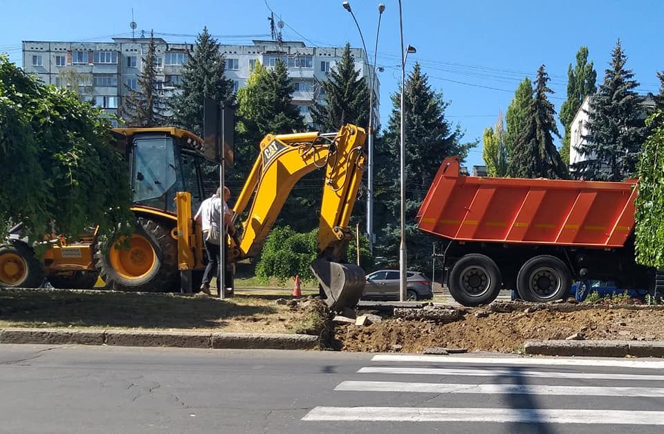 На Ботанике начался ремонт еще одного наземного пешеходного перехода. 