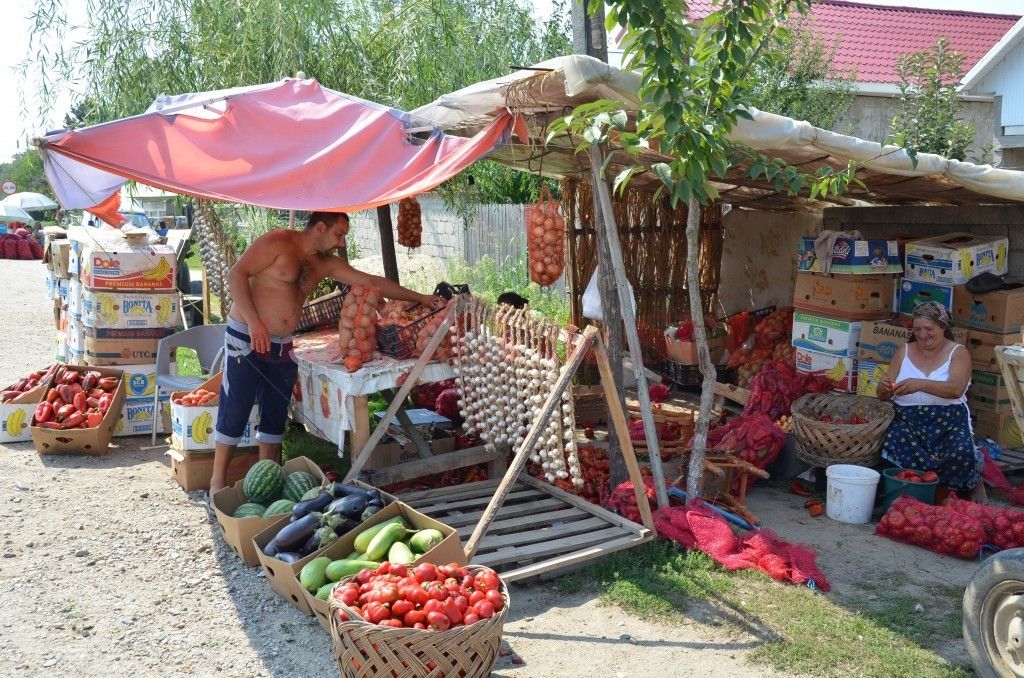 Pericolul fructelor și legumelor comercializate la marginea străzii. Foto simbol: gds.ro