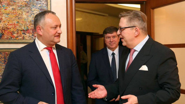 Președintele ales, Igor Dodon, a purtat astăzi discuții cu ambsadorul Uniunii Europene la Chișinău, Pirkka Tapiola. Foto: Facebook/Igor Dodon