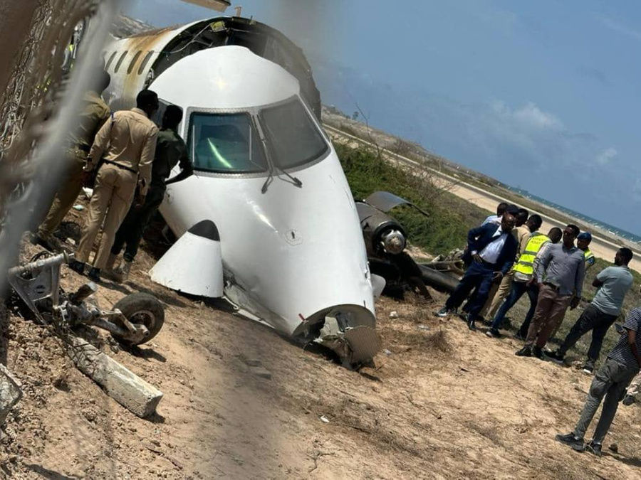 Пассажирский самолет совершил аварийную посадку в аэропорту Могадишо.