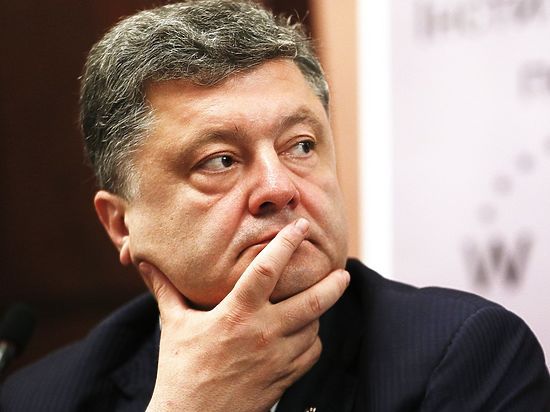 В соцсетях вновь бурно обсуждается предполагаемая алкогольная зависимость украинского президента.