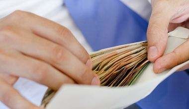 Tot mai puțini cetățeni ai Republicii Moldova primesc salariile la negru, în plic. Foto: wall-street.ro
