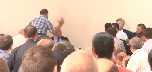По данным сотрудников правоохранительных органов, в начале заседания, когда один из депутатов Народного собрания взял слово с трибуны, в зал вошла группа из полутора-двух десятков человек.