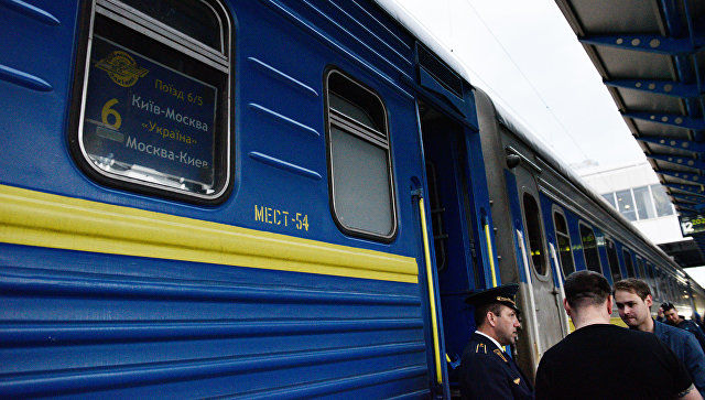 Власти Украины рассматривают возможность прекращения железнодорожного сообщения с Москвой.