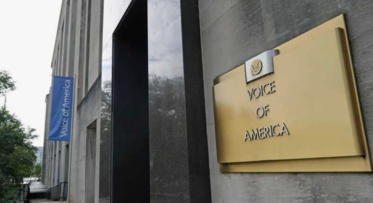 Postul Vocea Americii dă în judecată administrația Trump.