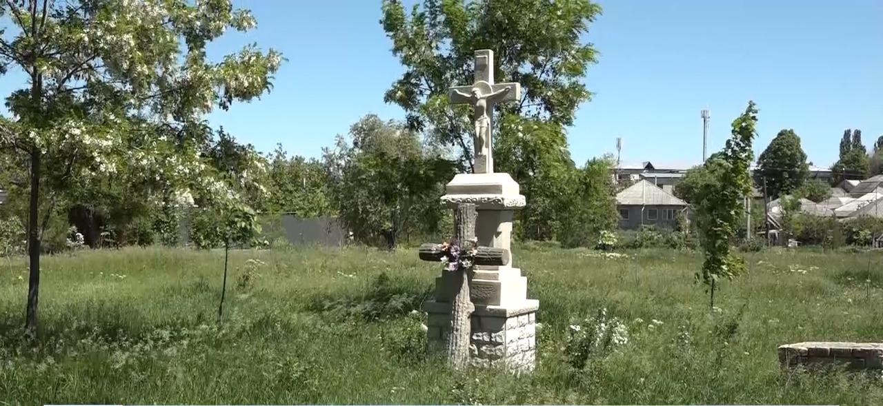 Старое кладбище в Бельцах превратилось в пустырь посреди жилой застройки.