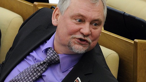 Вадим Булавинов не смог самостоятельно покинуть борт, в медпункт его доставили полицейские.