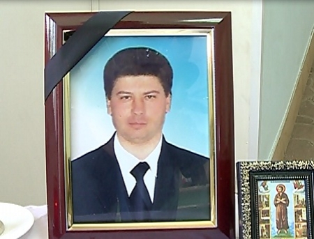 Barbatul era farmacist la Ungheni si a lasat in urma doi copii.