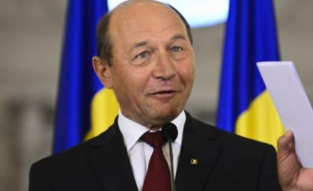 Traian Băsescu şi-a anulat şi o emisiune la un post de televizinue din cauză că era răcit. Apoi, a revenit în fața jurnaliștilor avertizându-i asupra stării sale de sănătate.