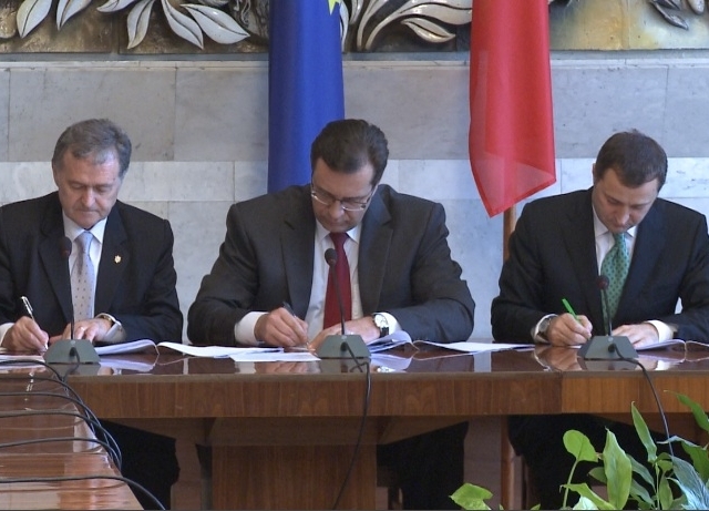 Liderii partidelor din coalitia de guvernare Vlad Filat, Marian Lupu si Ion Hadarca au semnat un acord privind formarea unor coalitii proeuropene raionale.