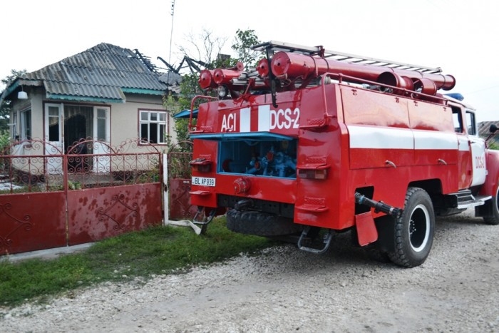 Deflagrația a izbucnit în jurul orei 04:00. Vecinii au alertat echipele de urgență, notează UNIMEDIA.