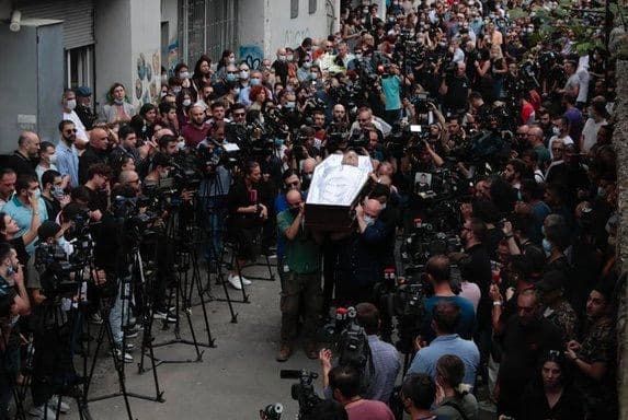 Похороны телеоператора в Грузии вылились в акцию протеста.