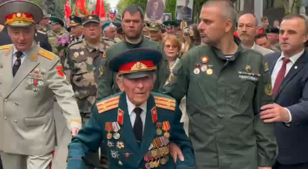Члены и сторонники ПСРМ собрались на Марш Победы в центре столицы.