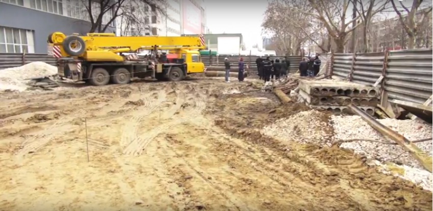 В Госстройинспекции обещали проверить документы застройщика.