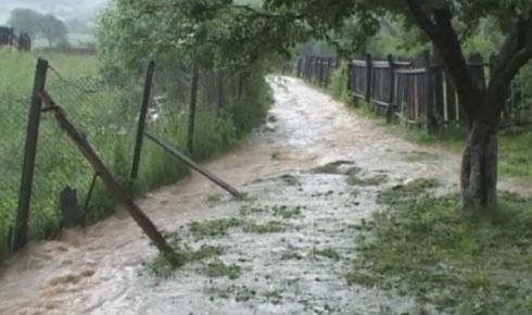 Gospodăriile oamenilor se află la circa 15-20 de metri distranţă de prăpastia din localitate, care s-a adâncit în urma viiturilor.