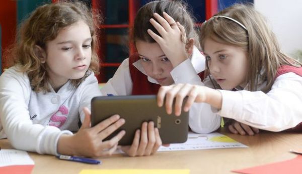 Copiii se expun unui real pericol atunci când păşesc în mediul online.