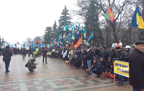 Сообщается, что на митинге собрались шахтеры как с востока, так и запада Украины.