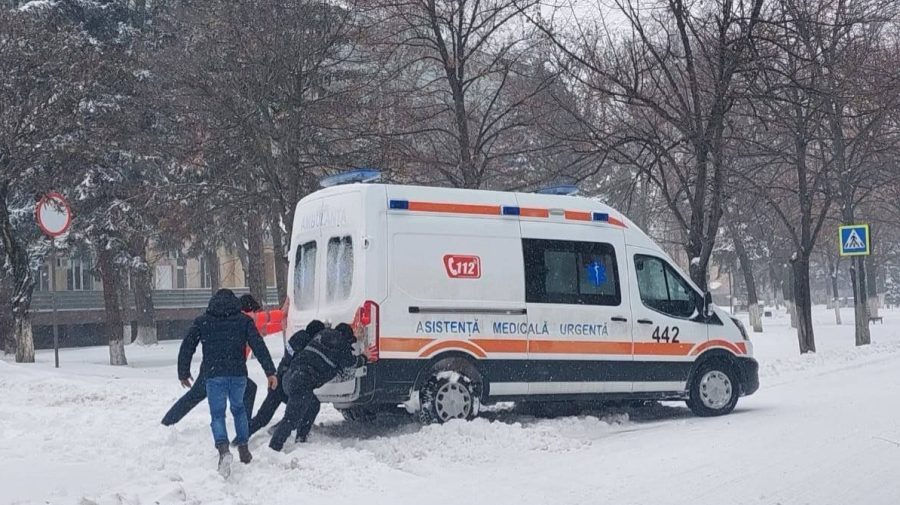 В Молдове 7 машин скорой помощь вызволили из снега в течение одного дня.