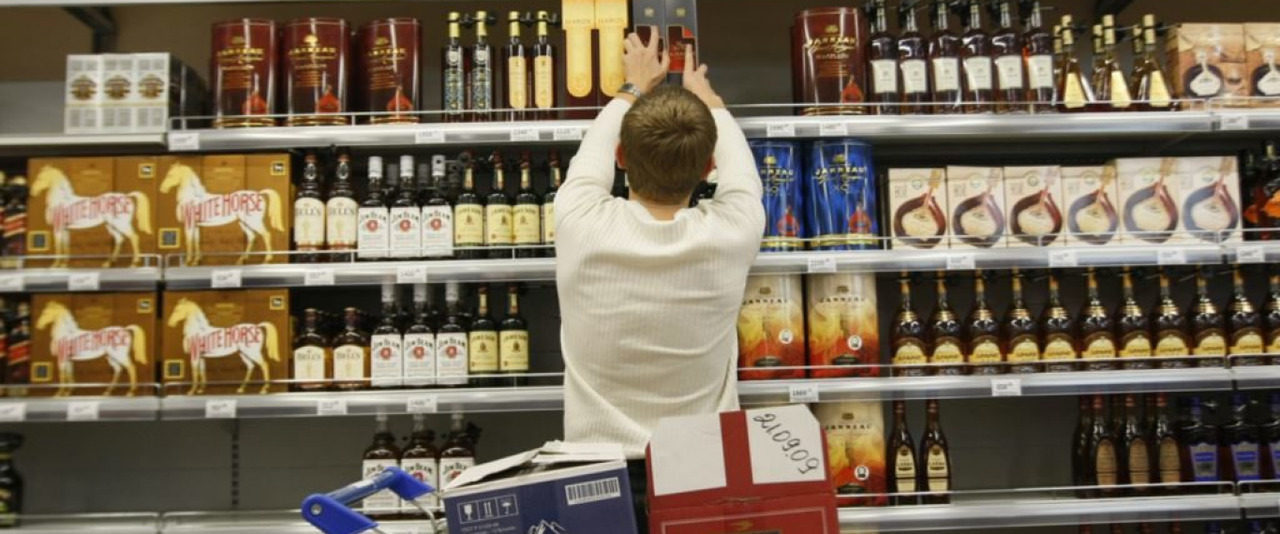 В Киеве разрешили продажу алкоголя, его разбирают с полок "со скоростью света".