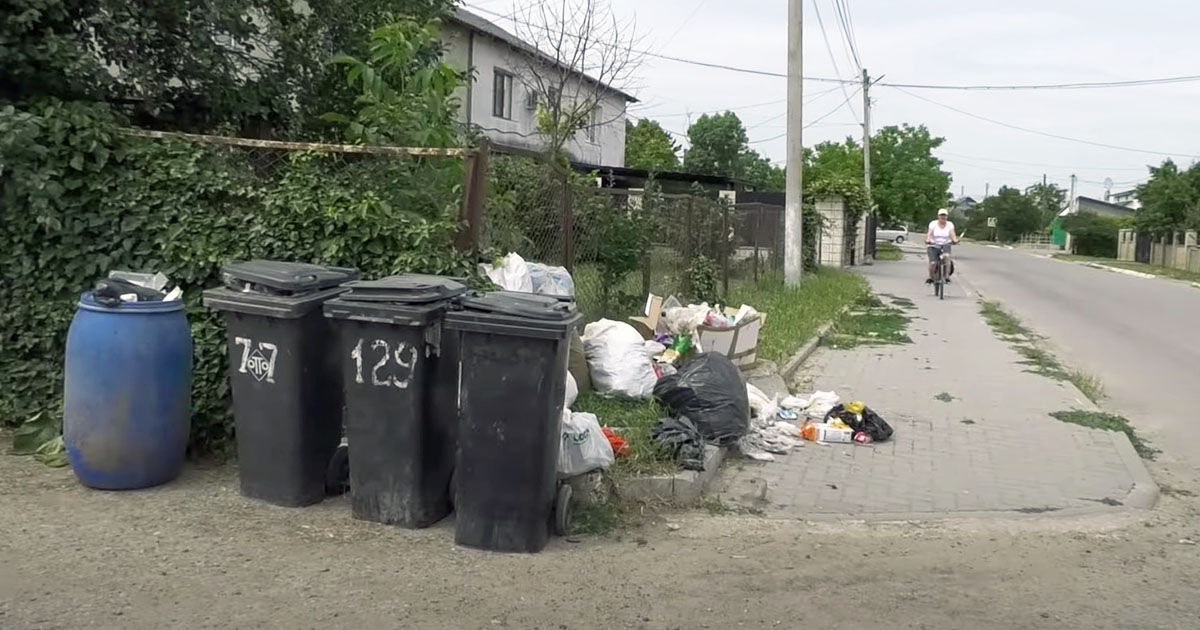 Căușeniul, scufundat în gunoi: Deșeurile nu sunt evacuate de două săptămâni din cauza unui conflict.