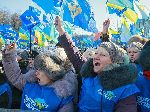 В Михайловском парке около Рады своих сторонников второй день собирает Партия регионов. Фото: Reuters