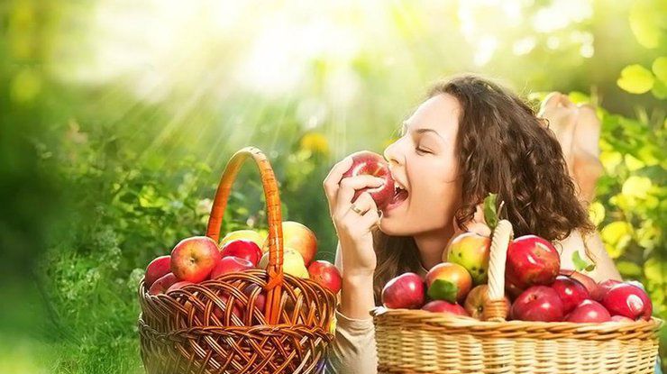 Откусывая первое яблочко, нужно загадать желание, произнеся волшебную фразу.