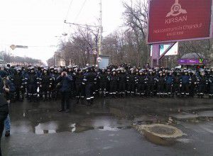 Колонна пока остановилась перед площадью и ждет дальнейших указаний.