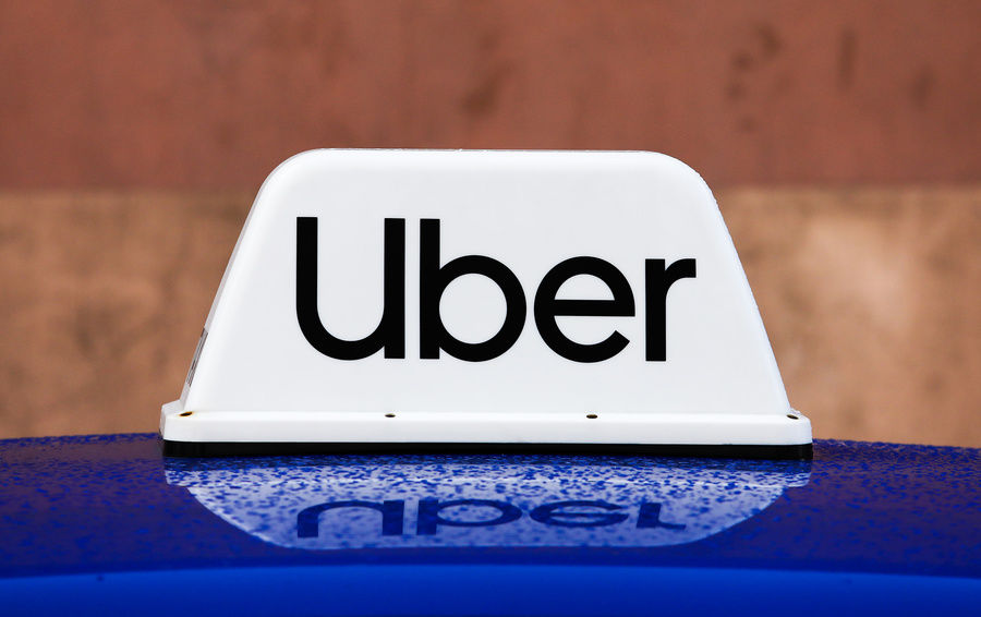 Uber несет убытки из-за дефицита водителей и пособий по безработице.
