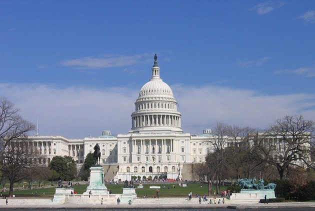 Un bărbat şi-a dat foc vineri în apropierea Capitolului din Washington, a raportat poliţia din capitala americană.