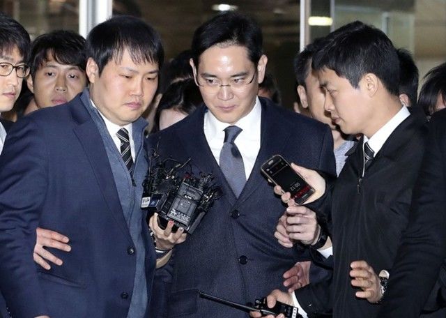 Руководитель Samsung Ли Чжэ Ен был официально арестован.
