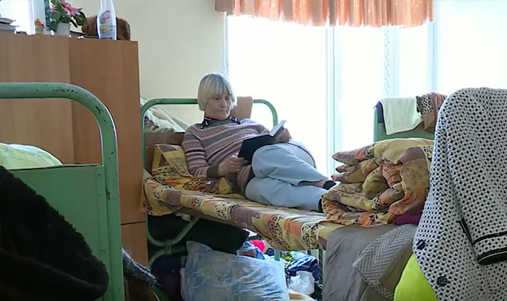 Tinerii au donat haine și încălțăminte persoanelor fără adăpost