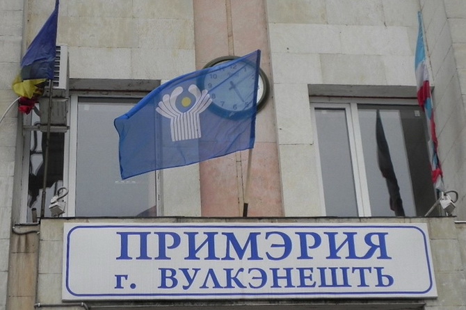 Представители правоохранительных органов сорвали водруженный неделю назад флаг Содружества независимых государств с примэрии Вулканешт.